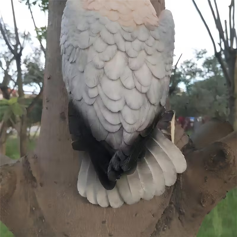 Lebensechte Papageienskulptur aus weißem und rosa Kunstharz
