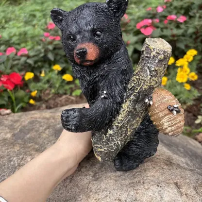 🐻Skulptur eines kleinen schwarzen Bären beim Honiggraben