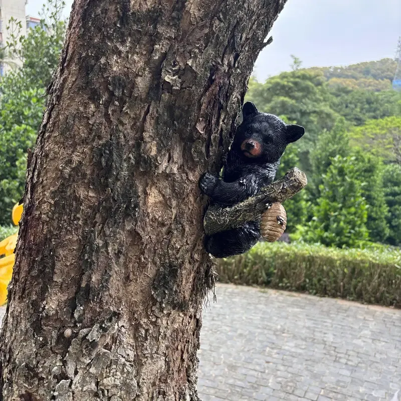 🐻Skulptur eines kleinen schwarzen Bären beim Honiggraben