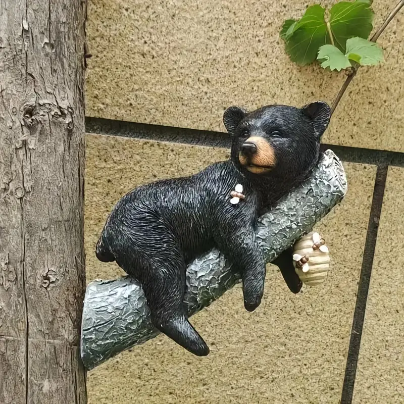 🐻Skulptur eines kleinen schwarzen Bären beim Honiggraben