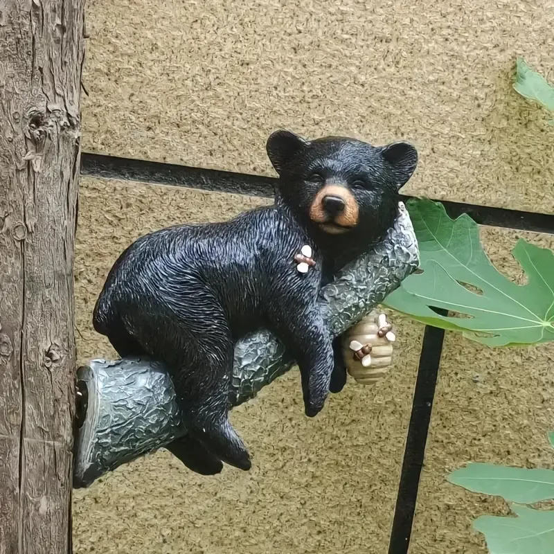 🐻Skulptur eines kleinen schwarzen Bären beim Honiggraben