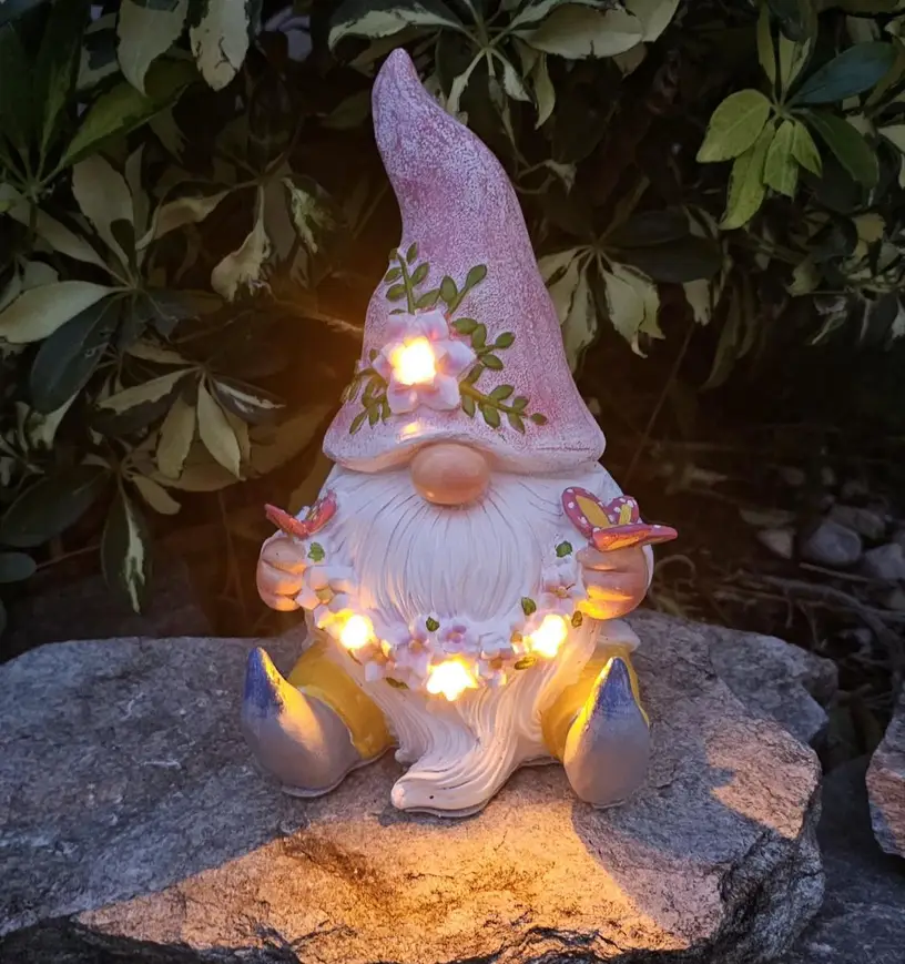 Zwergenskulptur mit Schmetterling und Solar-LED-Beleuchtung