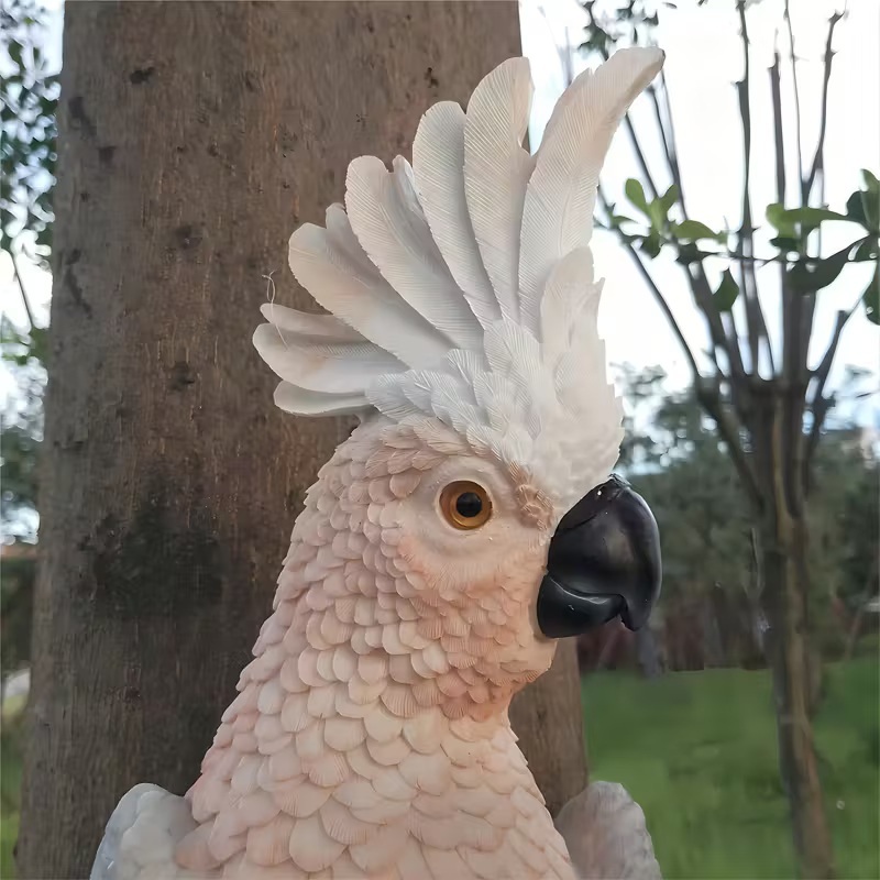 Lebensechte Papageienskulptur aus weißem und rosa Kunstharz