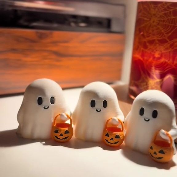 👻 Ett läskigt spöke som bär en pumpa och skriker "Bus eller godis!"