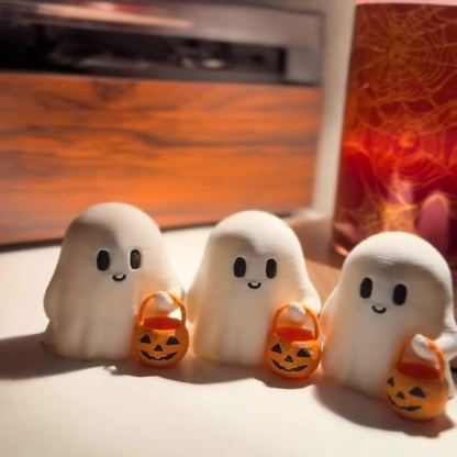 👻 Ett läskigt spöke som bär en pumpa och skriker "Bus eller godis!"