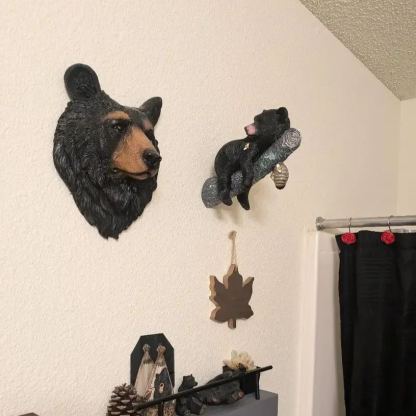 🐻Skulptur eines kleinen schwarzen Bären beim Honiggraben
