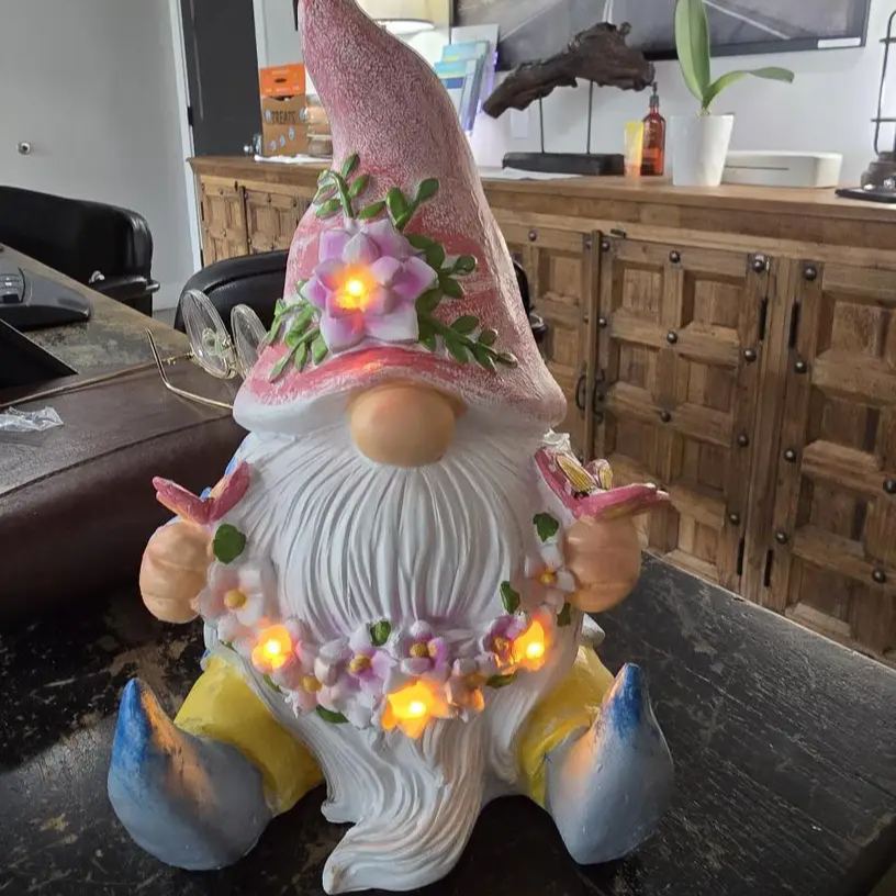 Zwergenskulptur mit Schmetterling und Solar-LED-Beleuchtung