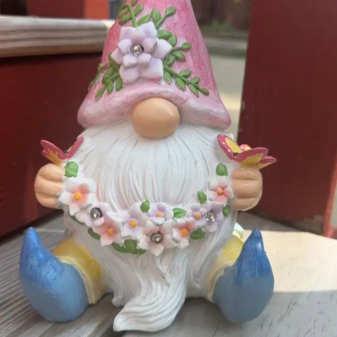 Zwergenskulptur mit Schmetterling und Solar-LED-Beleuchtung