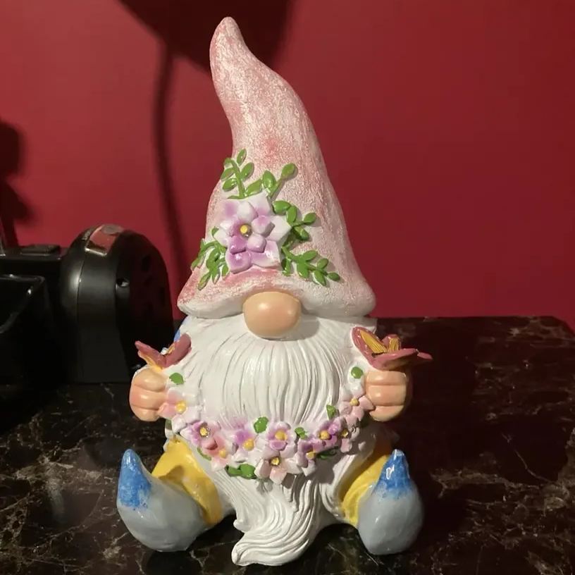 Zwergenskulptur mit Schmetterling und Solar-LED-Beleuchtung