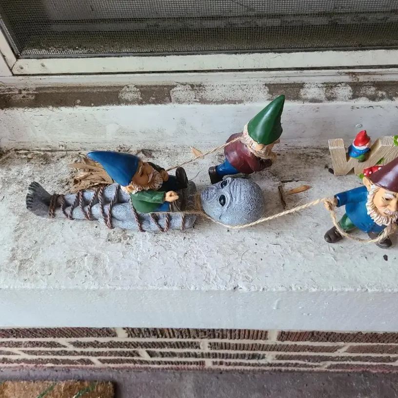 3-teilige, skurrile Gartenstatue eines Zwerg-Aliens zur Gefangennahme