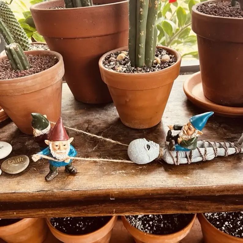 3-teilige, skurrile Gartenstatue eines Zwerg-Aliens zur Gefangennahme