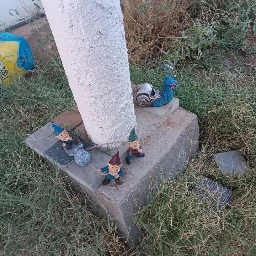 3-teilige, skurrile Gartenstatue eines Zwerg-Aliens zur Gefangennahme