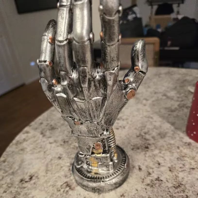 Cyberpunk-Statue aus mechanischem Arm