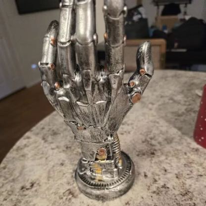 Cyberpunk-Statue aus mechanischem Arm