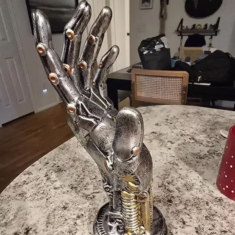 Cyberpunk-Statue aus mechanischem Arm