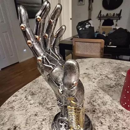 Cyberpunk-Statue aus mechanischem Arm