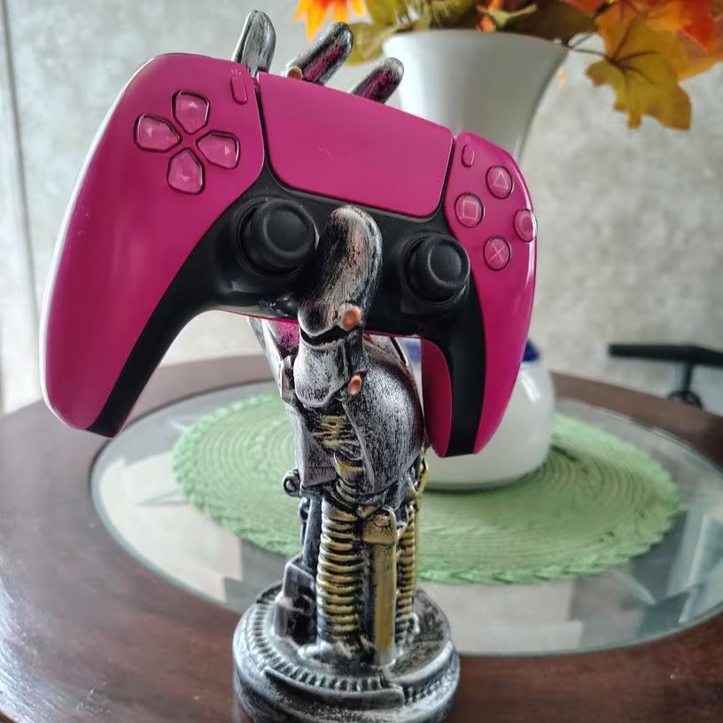 Cyberpunk-Statue aus mechanischem Arm