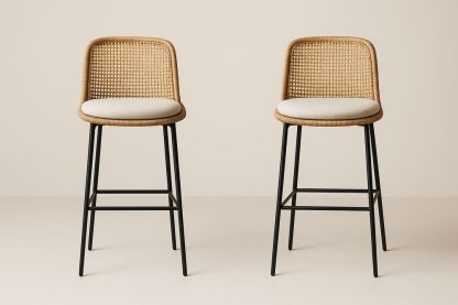 Paire de tabourets de bar en rotin et métal noir avec assise en tissu beige-Nordlinea
