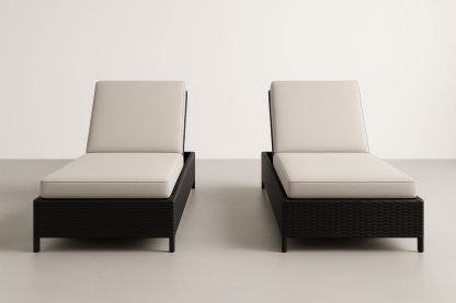 Lot de 2 chaises longues en rotin synthétique noir avec coussins beiges-Nordlinea
