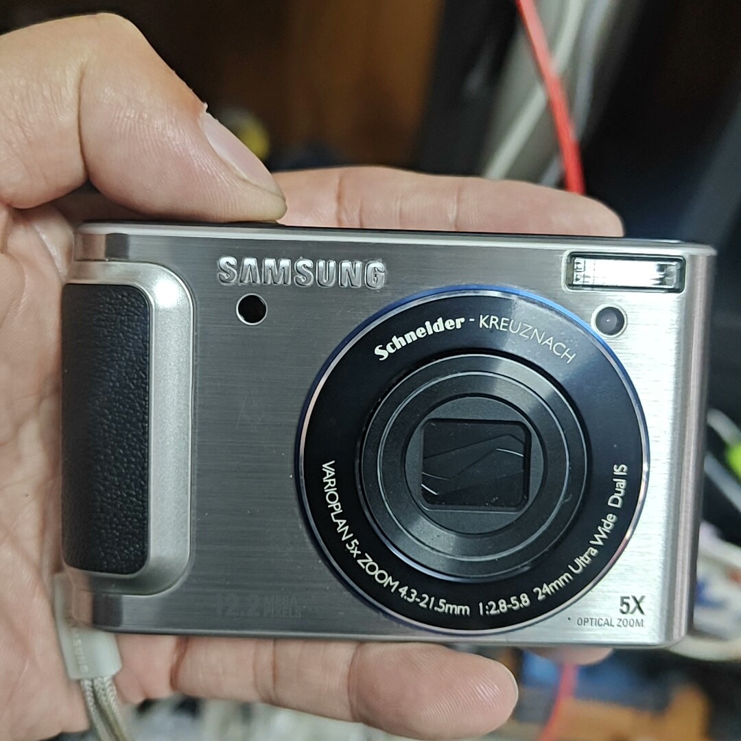 Samsung WB1000 12MP Camera with 5x Optical Zoom and AMOLED Screen