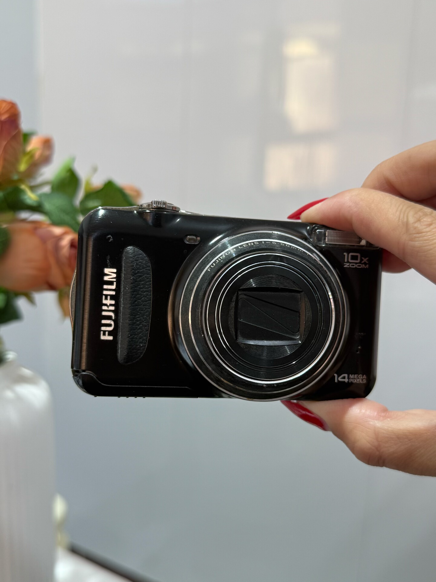 Fujifilm FinePix T200 Digital Camera 14MP 10x Optical Zoom , Charger , batterys