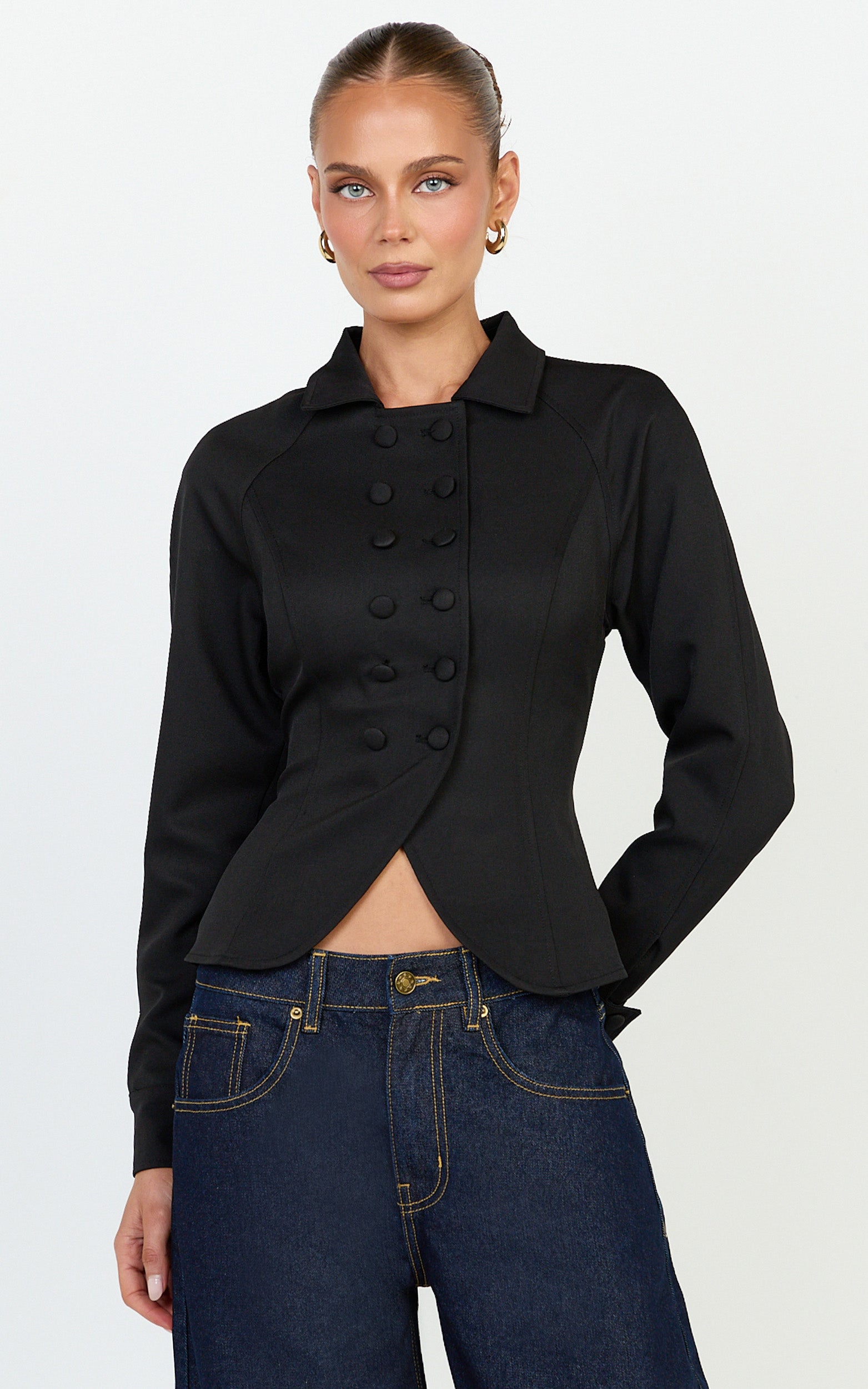 Lioness - Form Jacket in Noir - View 2
