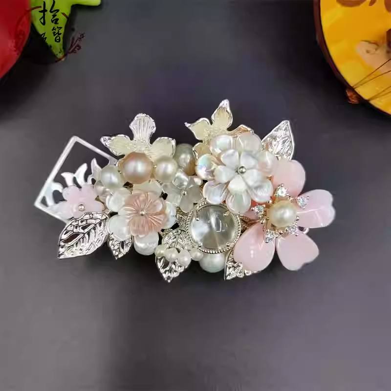 queen's pearl hair clip
