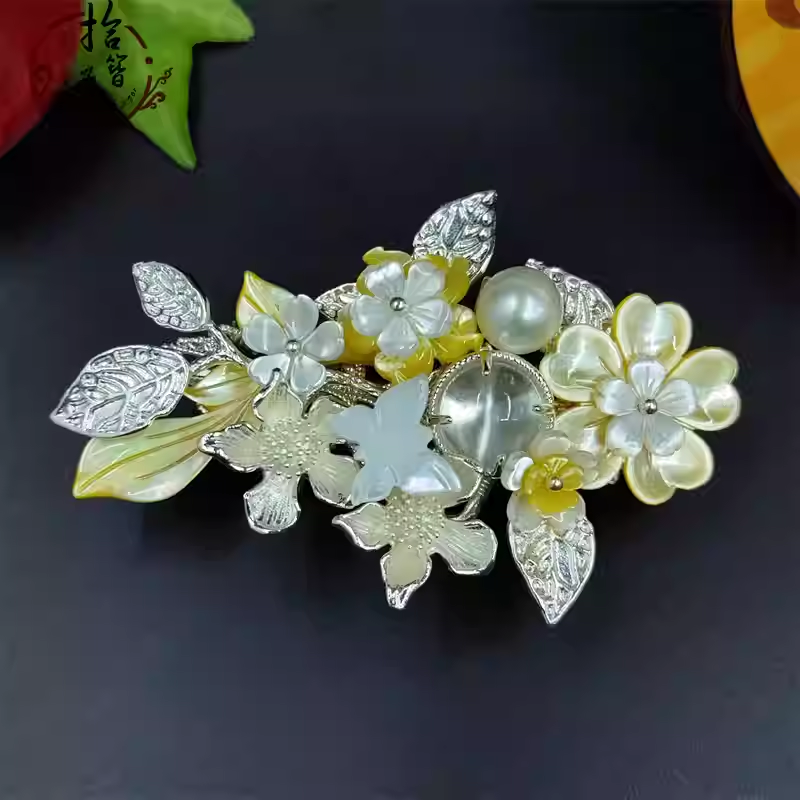 queen's pearl hair clip