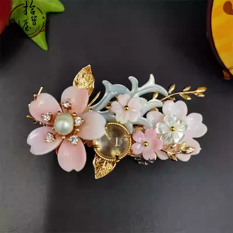 queen's pearl hair clip
