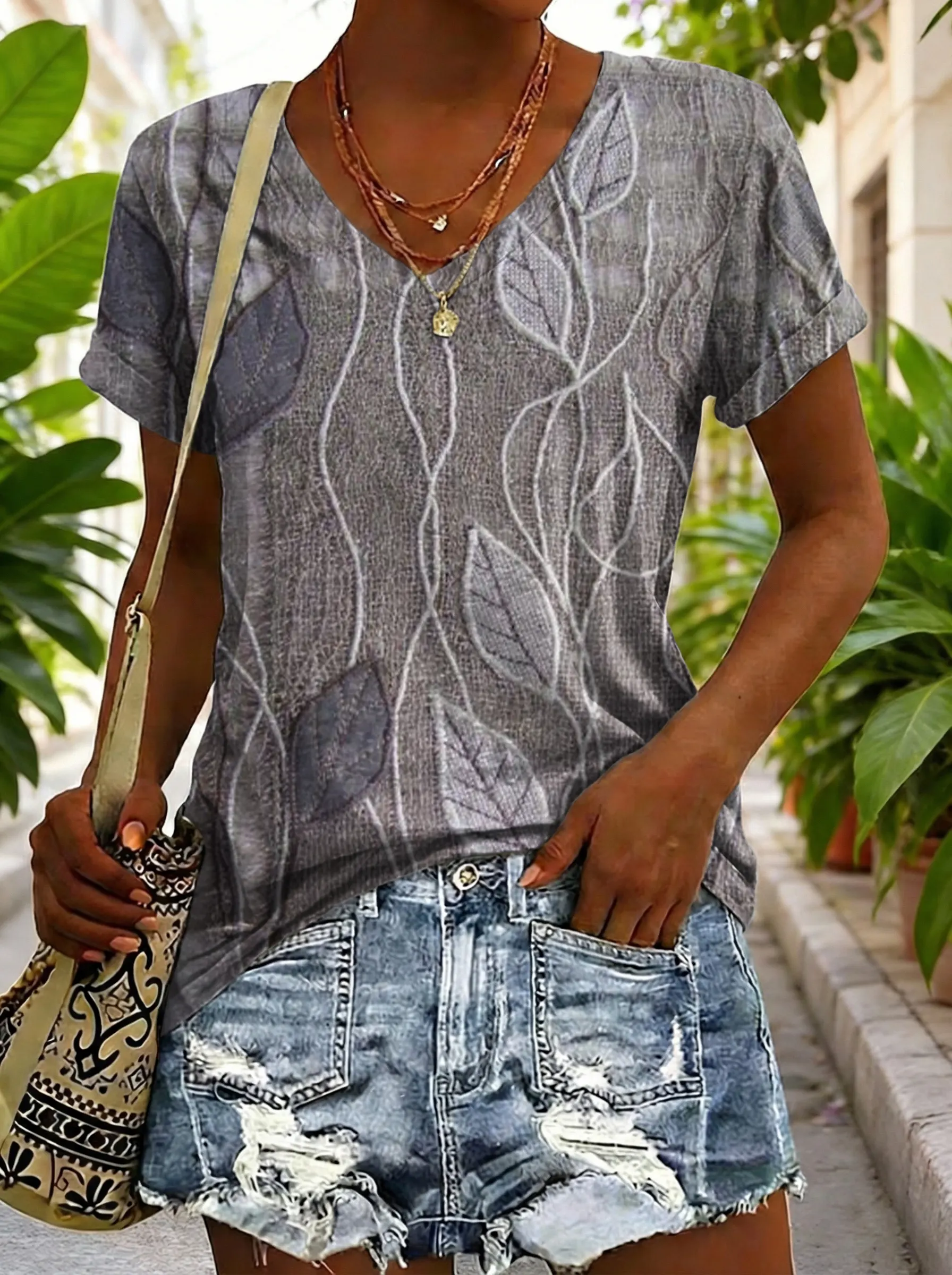 Women's Vintage Textured Floral Art Print V-neck Casual T-shirt