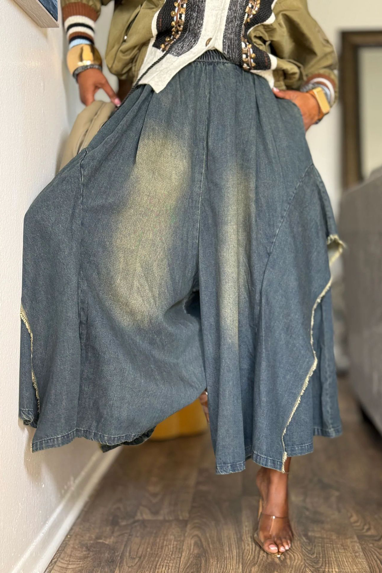 Fashionable Loose Fitting Elastic Waist Frayed Jeans*