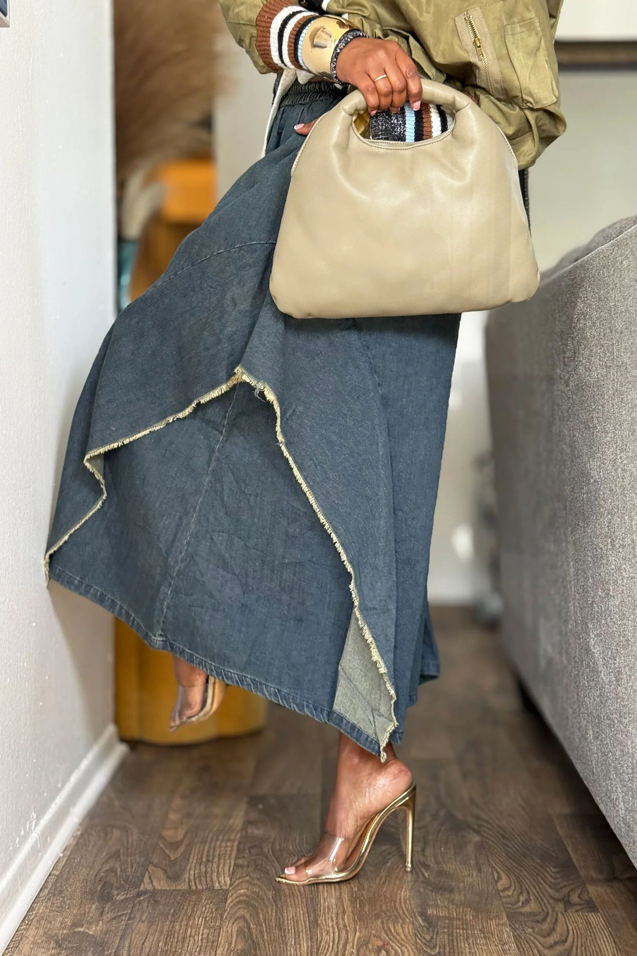 Fashionable Loose Fitting Elastic Waist Frayed Jeans*