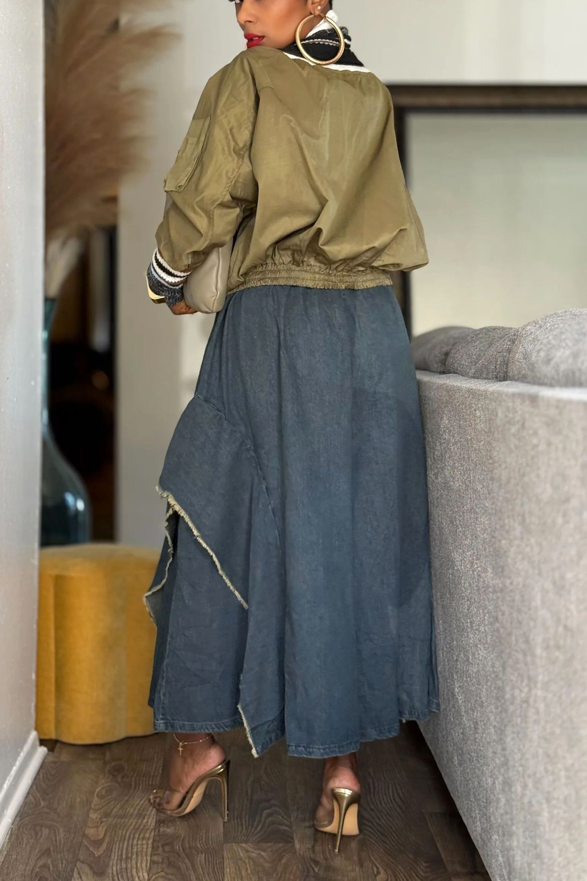 Fashionable Loose Fitting Elastic Waist Frayed Jeans*