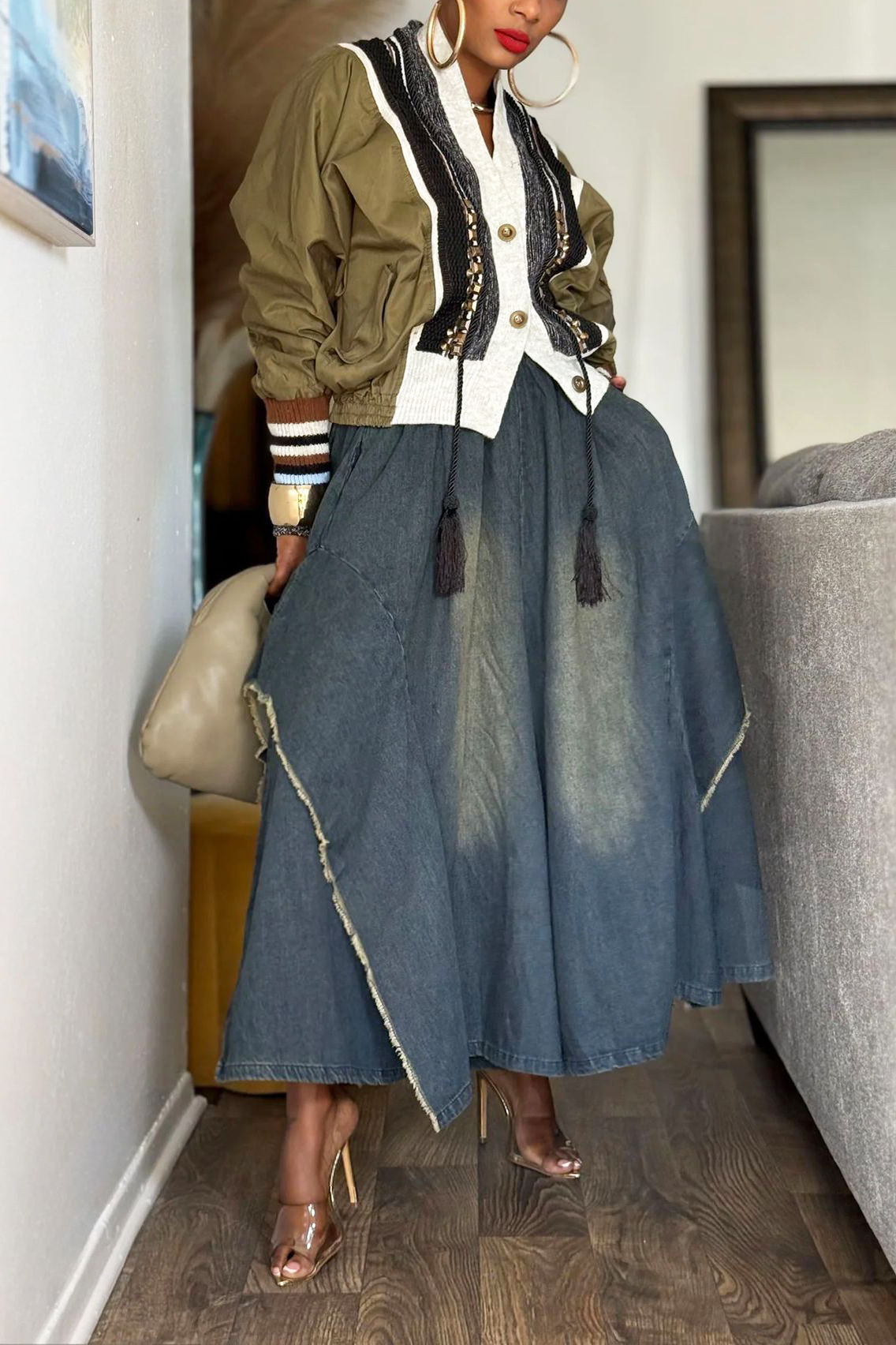 Fashionable Loose Fitting Elastic Waist Frayed Jeans*