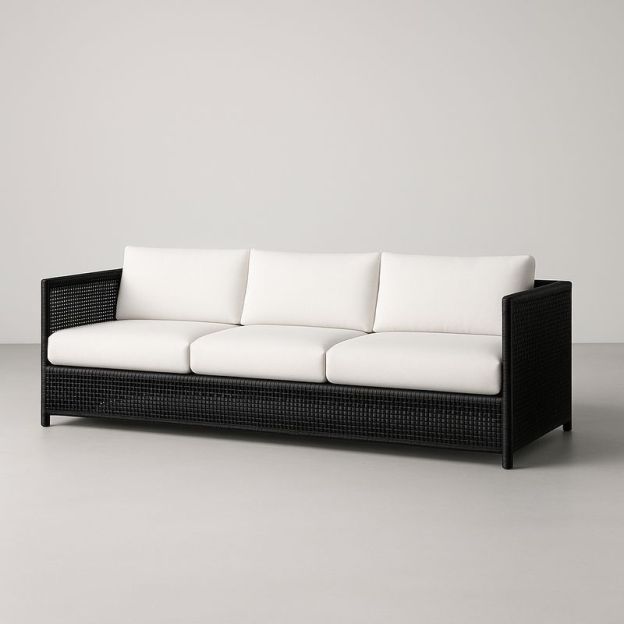 Divano tre posti in rattan sintetico nero con cuscini bianchi-Nestlivi