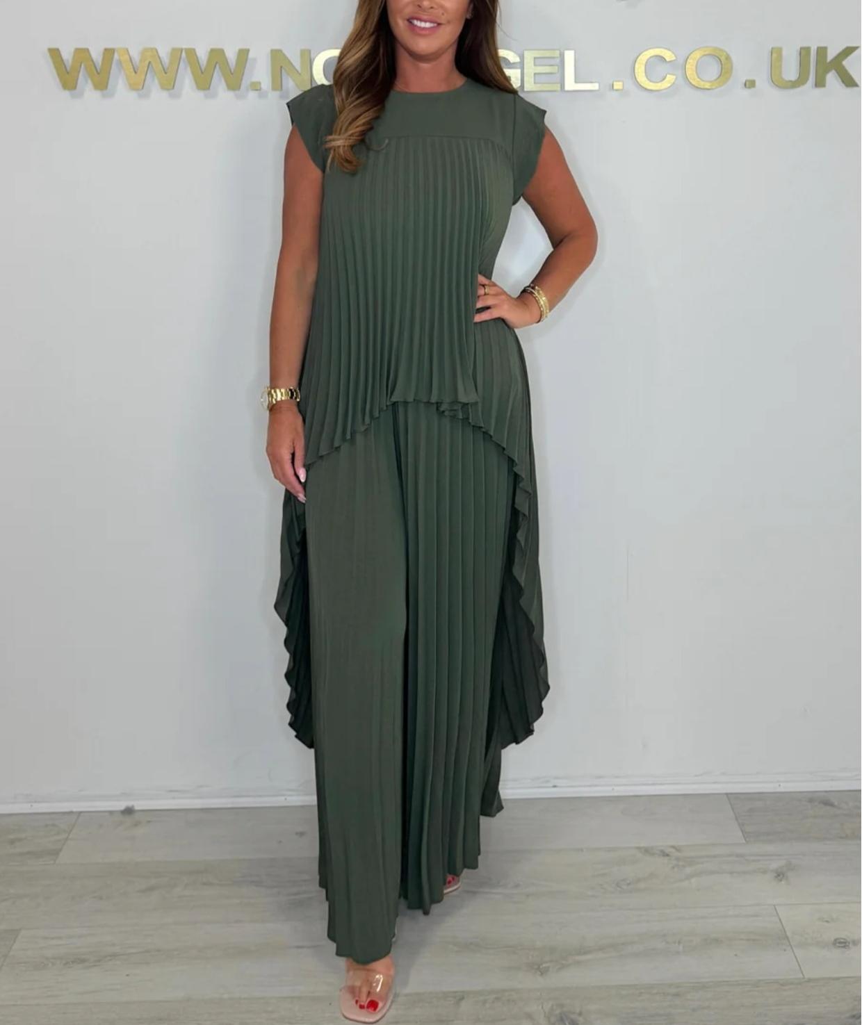 Round neck solid color sleeveless pleated two-piece suit