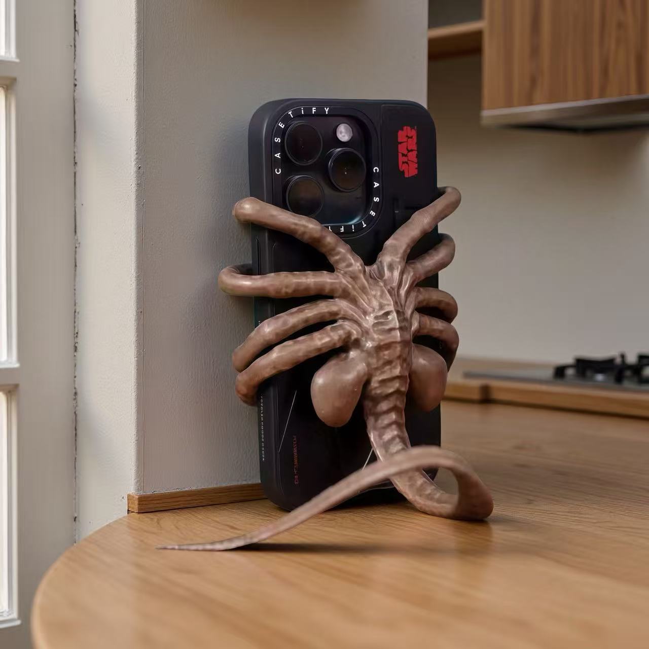 Aline Romulus Facehugger Phone Holder