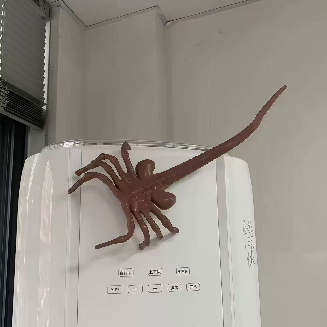 Aline Romulus Facehugger Phone Holder