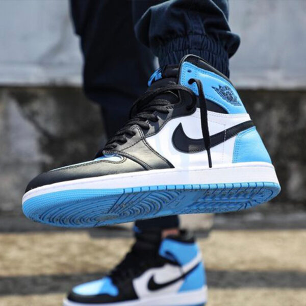 Air Jordan 1 Retro High OG UNC Toe