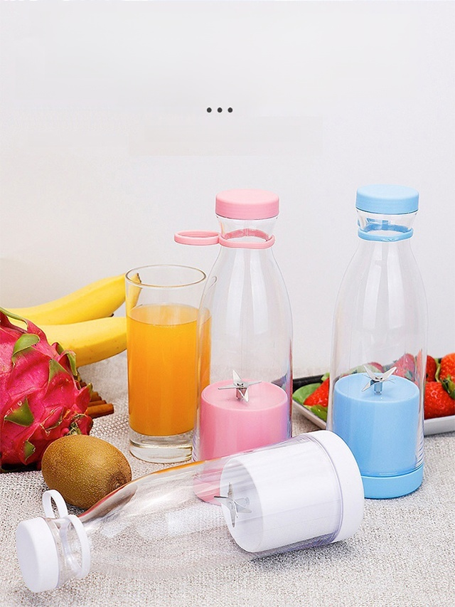 🍹🧳 Struggling to grab a fresh juice while traveling? No tools at the hotel, and store-bought juices are expensive and watered down? Travel-friendly mini electric juicer to the rescue! 🚀