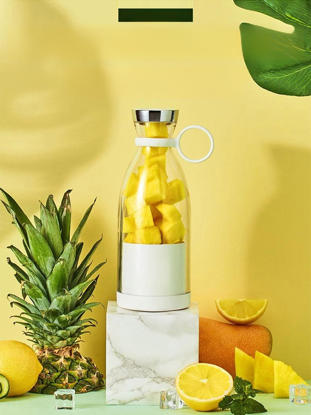 🍹🧳 Struggling to grab a fresh juice while traveling? No tools at the hotel, and store-bought juices are expensive and watered down? Travel-friendly mini electric juicer to the rescue! 🚀