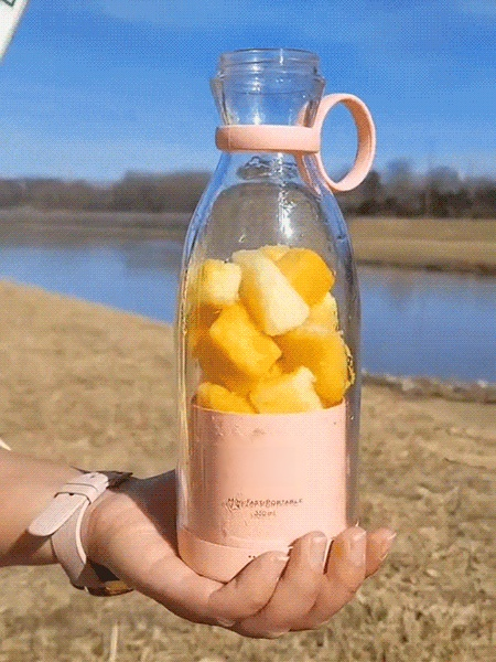 🍹🧳 Struggling to grab a fresh juice while traveling? No tools at the hotel, and store-bought juices are expensive and watered down? Travel-friendly mini electric juicer to the rescue! 🚀