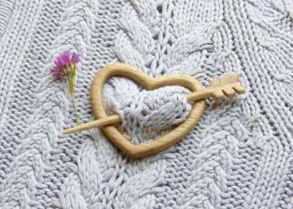 🔥LAST DAY 70% OFF🔥BROOCH PIN WITH WOODEN ANIMAL PATTERN (SWEATER CLIP)