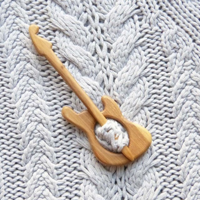 🔥LAST DAY 70% OFF🔥BROOCH PIN WITH WOODEN ANIMAL PATTERN (SWEATER CLIP)