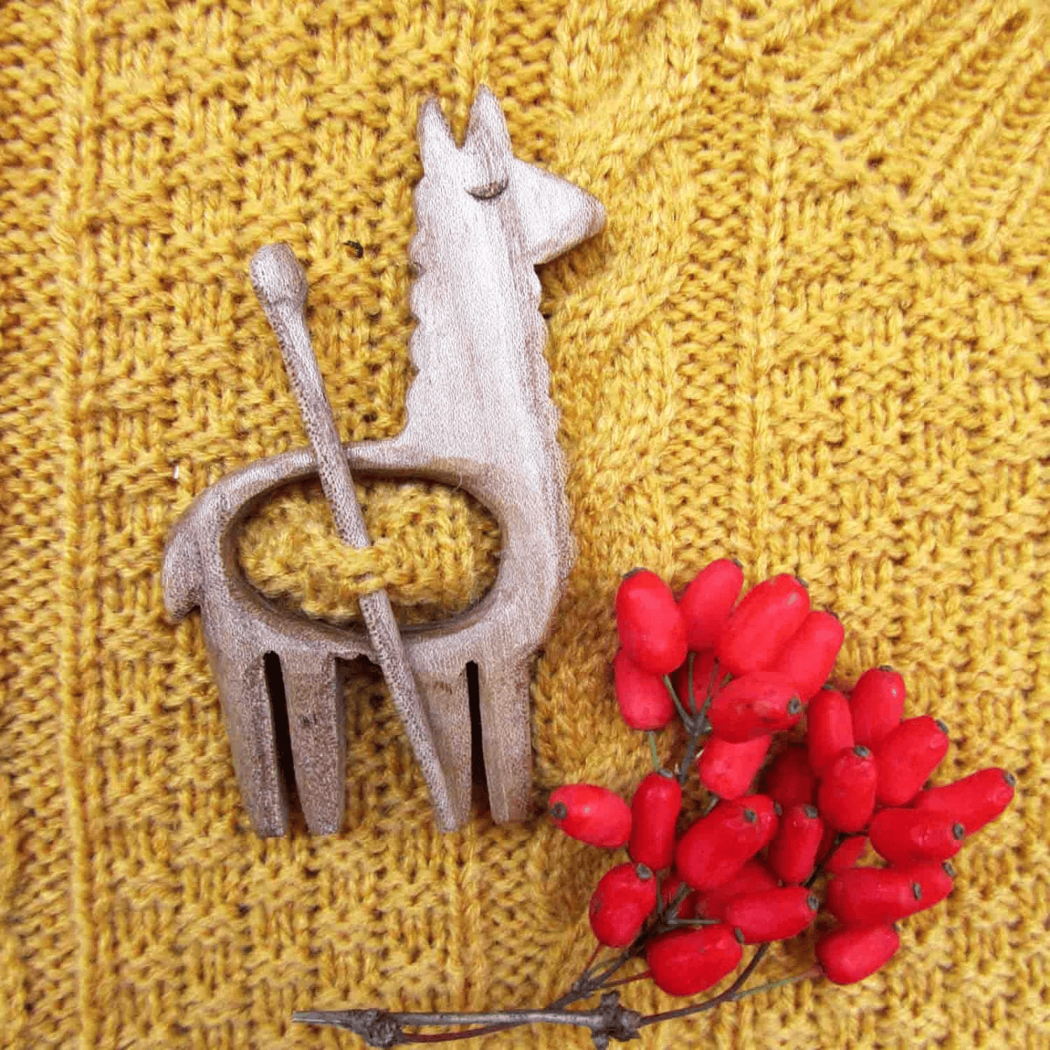 🔥LAST DAY 70% OFF🔥BROOCH PIN WITH WOODEN ANIMAL PATTERN (SWEATER CLIP)
