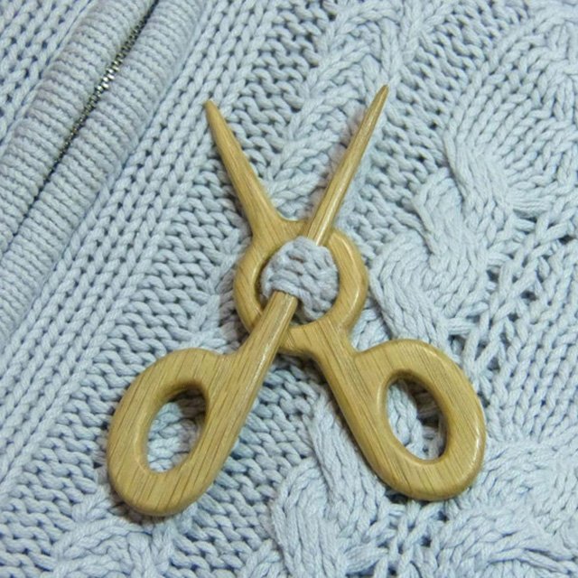 🔥LAST DAY 70% OFF🔥BROOCH PIN WITH WOODEN ANIMAL PATTERN (SWEATER CLIP)