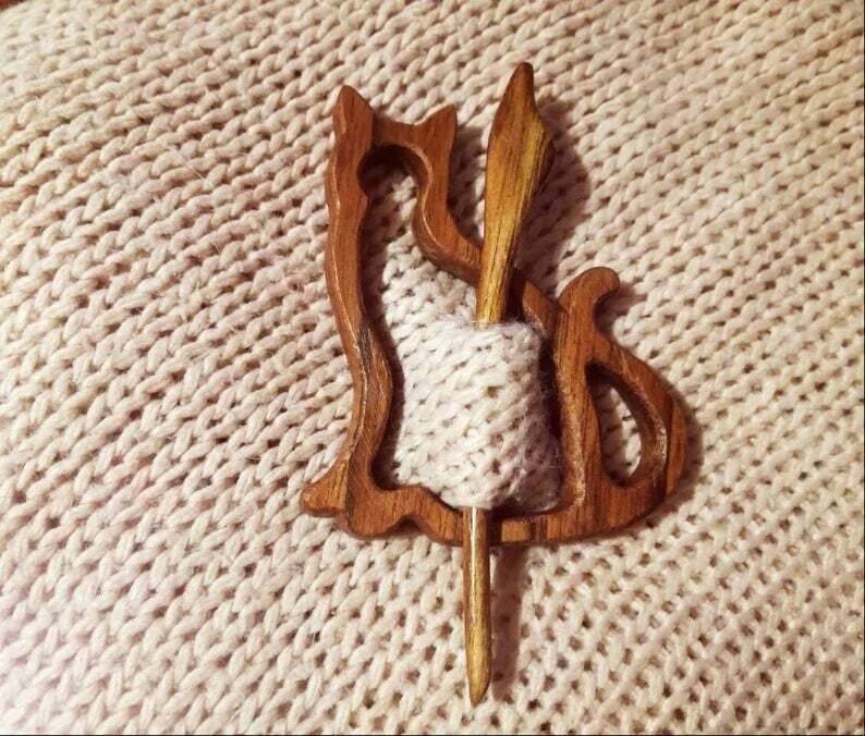 🔥LAST DAY 70% OFF🔥BROOCH PIN WITH WOODEN ANIMAL PATTERN (SWEATER CLIP)