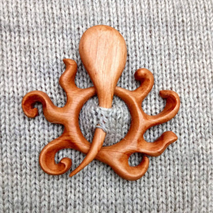 🔥LAST DAY 70% OFF🔥BROOCH PIN WITH WOODEN ANIMAL PATTERN (SWEATER CLIP)