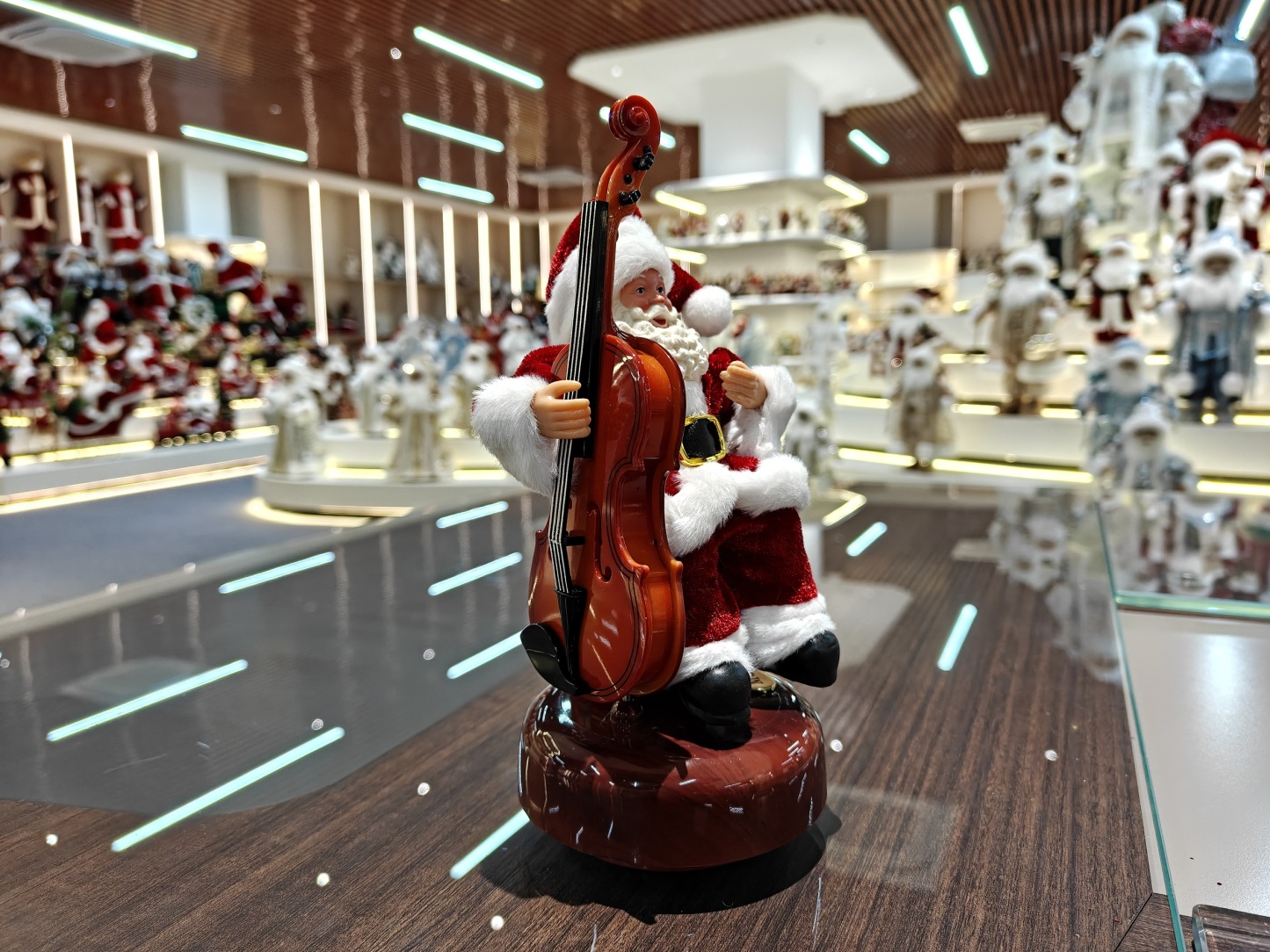 Modern Musical Polyresin Santa Claus Figurine 7Inch Eco Friendly Christmas Indoor Decoration Gift