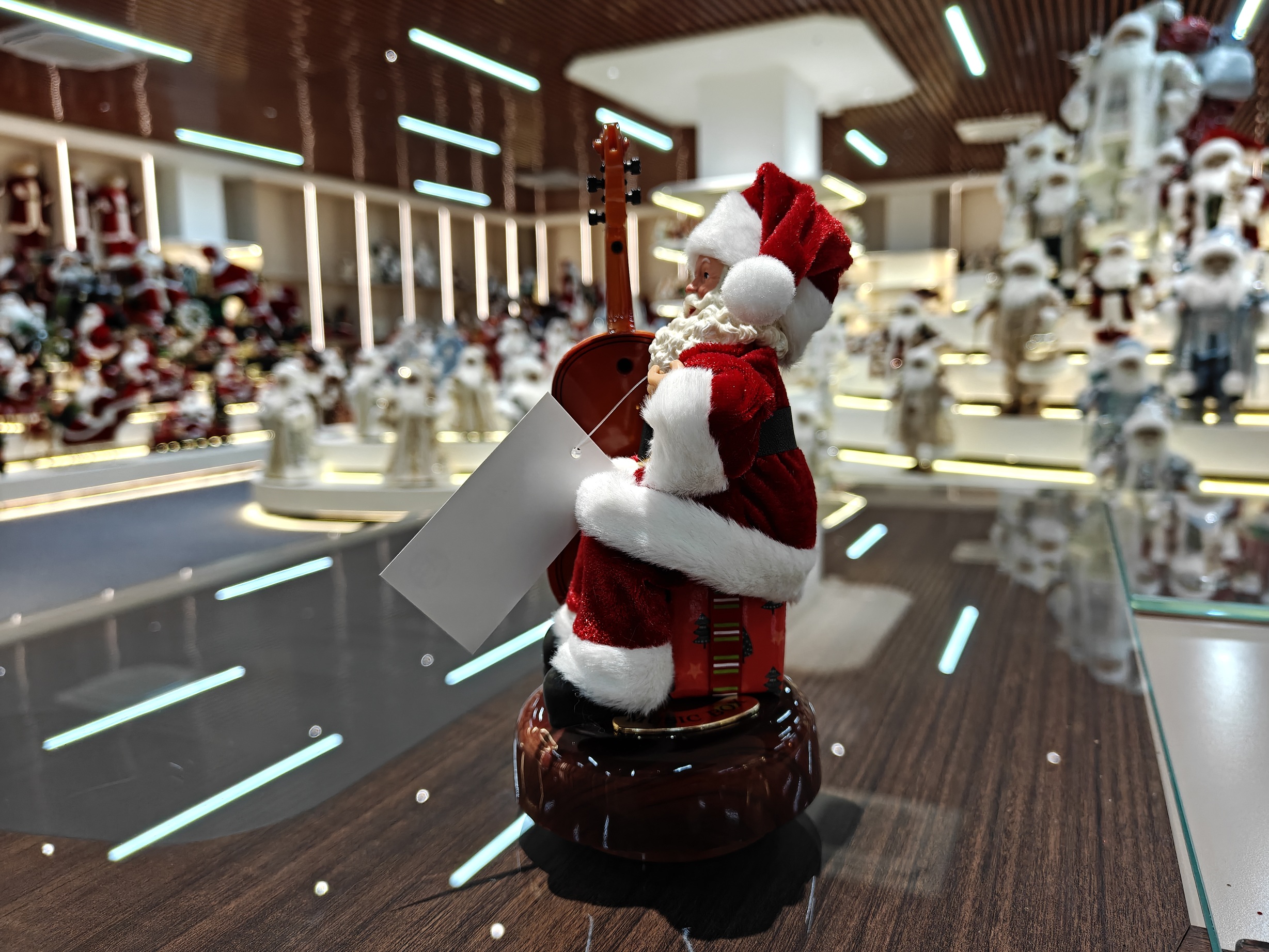 Modern Musical Polyresin Santa Claus Figurine 7Inch Eco Friendly Christmas Indoor Decoration Gift